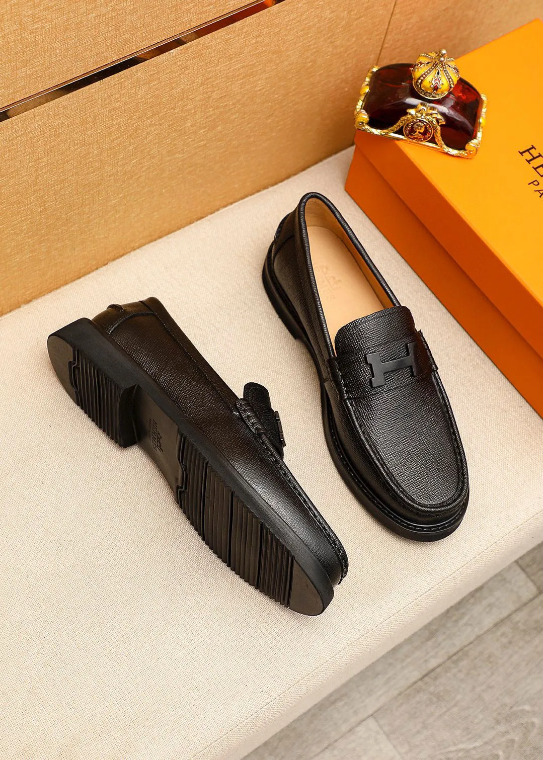 Men's shoes 💰460 💐 Product trademark: HERMES "Hermès" casual leather shoes Regular size: 39-44 (38.45🉑️customized) Product materials: Selected imported first-layer cross-grain cowhide upper + luxury hardware buckle, imported water-dyed cowhide lining. Strong three-dimensional visual effect, non-slip and wear-resistant rubber outsole Color: 4⃣️colors available